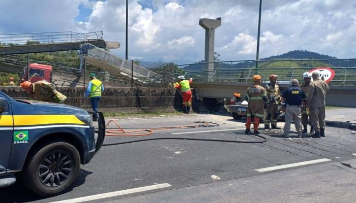 RJ: Motorista morre após passarela cair sobre carro no RJ - 19/11/2025 - Cotidiano