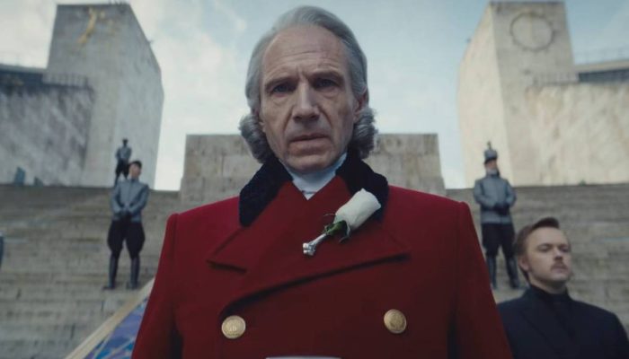 Ralph Fiennes interpreta o vilão presidente Snow em cena do trailer de 'Jogos Vorazes: Amanhecer na Colheita'
             -       
        Reprodução