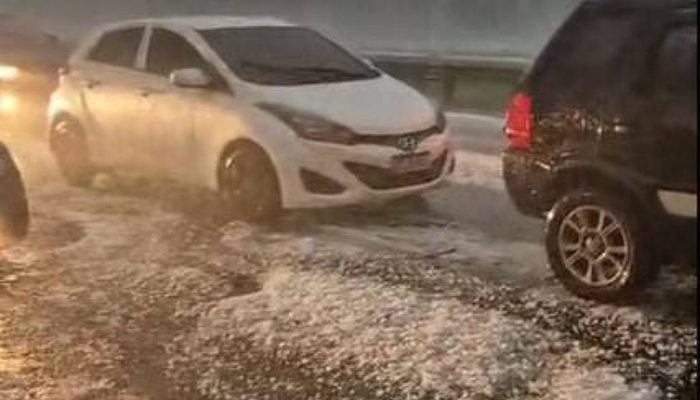 Queda de granizo na rodovia Marechal Rondon, no interior de São Paulo
             -       
        Reprodução/redes sociais