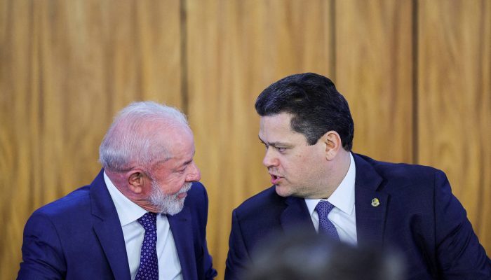 Lula e o presidente do Senado, Davi Alcolumbre, em anúncio de medidas para mitigar as taxas impostas ao Brasil pelo presidente dos EUA, Donald Trump

             -       
        Adriano Machado/REUTERS