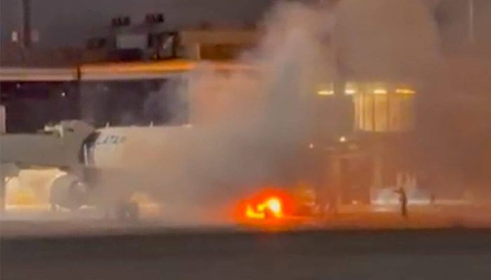 Fogo próximo a avião da Latam no terminal 2 de Guarulhos; aeronave teve de ser evacuada
             -       
        Reprodução/Aeroin