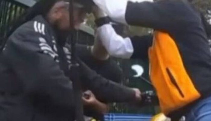 Criminosos em ação durante roubo à moto do rapper Rael neste sábado (6) 
             -       
        Reprodução