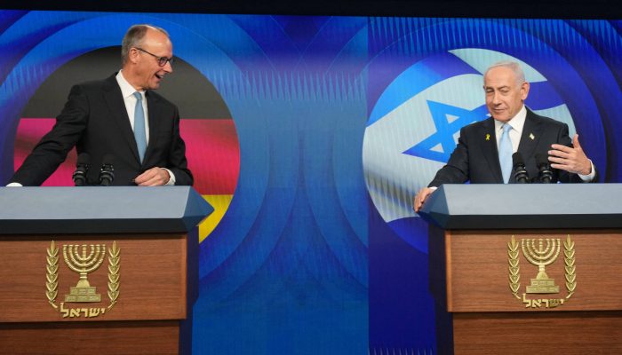 O primeiro-ministro da Alemanha, Friedrich Merz (esq.) e o premiê de Israel, Binyamin Netanyahu, durante entrevista coletiva em Jerusalém
             -       
        Ariel Schalit/Pool via Reuters