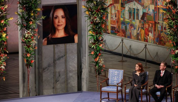 Ana Corina Sosa Machado, filha da líder da oposição venezuelana María Corina Machado, participa da cerimônia de entrega do Prêmio Nobel da Paz no lugar de sua mãe, em Oslo
             -       
        Leonhard Foeger/Reuters