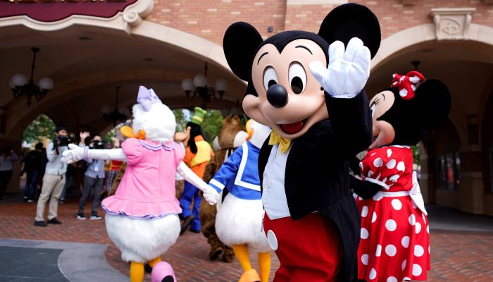 Mickey Mouse acenando para visitantes em parque da Disney na China
             -       
        Aly Song - 11.mai.20/Reuters