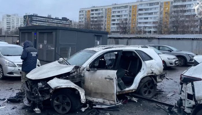 Investigador trabalha no local onde carro do tenente-general Fanil Sarvarov explodiu
             -       
        Russia's Investigative Committee via Reuters