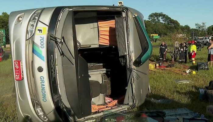 Ônibus tombou na pista causando a morte de duas pessoas
             -       
        Reprodução/TV Globo