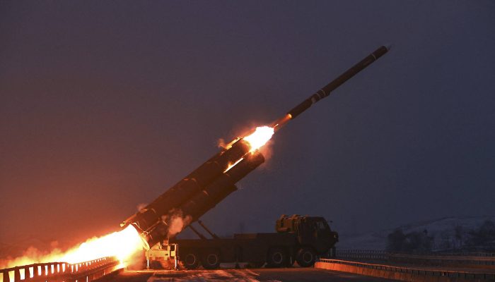 Imagem feita pela agência estatal norte-coreana mostra o líder da Coreia do Norte, Kim Jong-Un
             -       
        STR/AFP