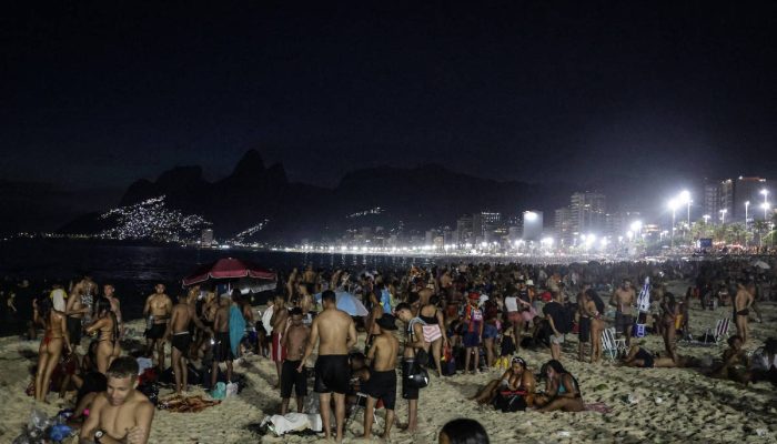 Praias lotadas à noite dificultam limpeza no Rio - 29/12/2025 - Cotidiano