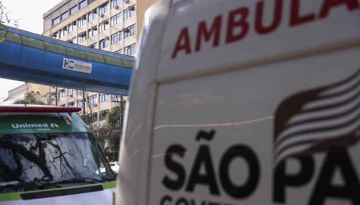 Ambulância na frente do prédio dos Ambulatórios do Hospital das Clínicas, em São Paulo
             -       
        Mathilde Missioneiro/Folhapress