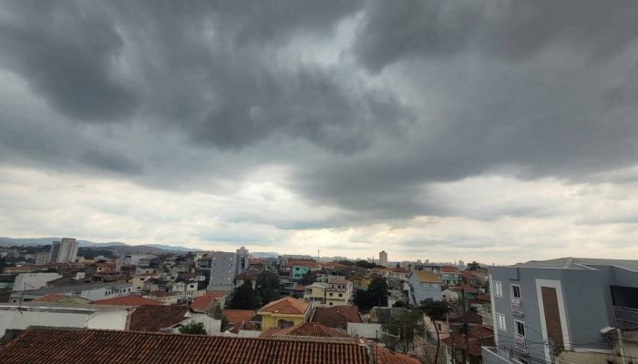 Céu carregado na zona norte de São Paulo; Capital paulista está em área sob aviso de chuva do Inmet para esta quarta (14)
             -       
        Claudinei Queiroz - 12.dez.25/Folhapress