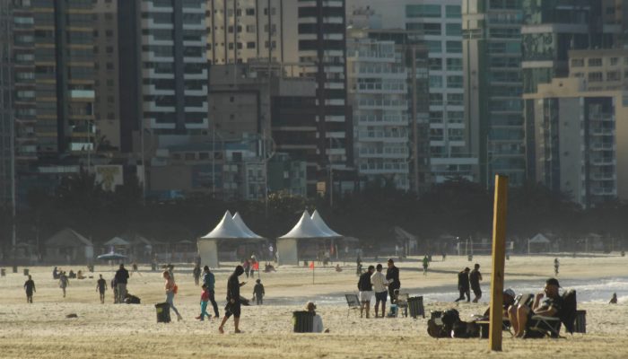 Homem ataca três pessoas com faca na Praia Central de BC - 02/01/2026 - Cotidiano