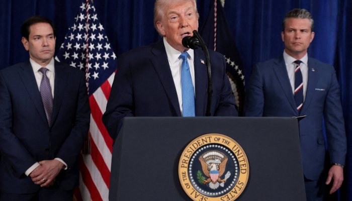 Trump fala a jornalistas acompanhado por seus secretários do Estado, Marco Rubio, e da Defesa, Pete Hegseth
             -       
        Jonathan Ernst/Reuters