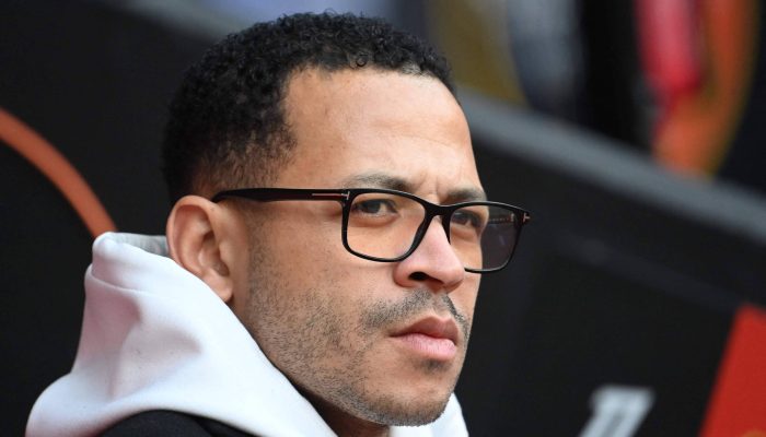 Liam Rosenior acompanha duelo entre Strasbourg e Rennes no estádio Roazhon Park, em Rennes
             -       
        Jean-François Monier - 2.nov.2025/AFP