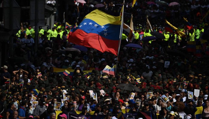 Manifestantes participam de ato em apoio ao ditador deposto da Venezuela, Nicolás Maduro, em Caracas
             -       
        Federico Parra/AFP