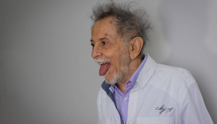 Tom Zé assiste à peça inspirada em sua música em SP - 08/01/2026 - Mônica Bergamo