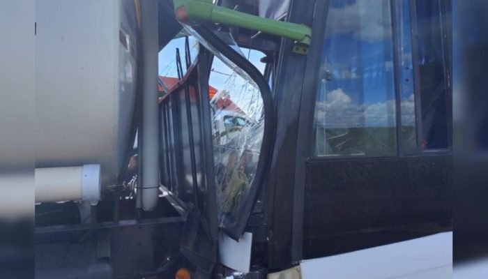 Colisão traseira entre ônibus e carreta deixa quatro feridos na PR-182