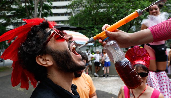 Folião toma cachaça  na concentração do bloco Xamego Dengo, na praça Rodrigues de Abreu, na zona sul de São Paulo
             -       
        Eduardo knapp - 18.jan.26/Folhapress