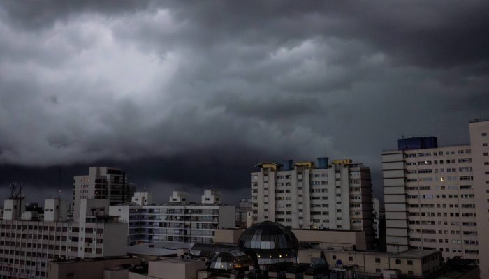 Chuva registrada em Higienópolis, na região central de São Paulo; cidade tem previsão de pancadas fortes e granizo nesta segunda (19)
             -       
        Pedro Affonso - 17.jan.26/Folhapress