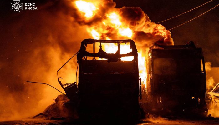 Caminhões incendiados após ataque de drones e mísseis russos em Kiev, na Ucrânia
             -       
        Serviço de Emergência da Ucrânia/via Reuters