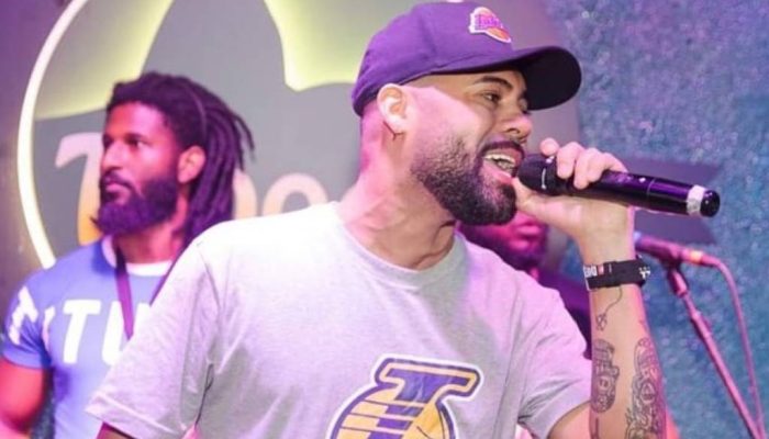 O cantor Leandro Pereira Afonso de Souza, conhecido como Leozinho, em apresentação
             -       
        Reprodução/Redes sociais
