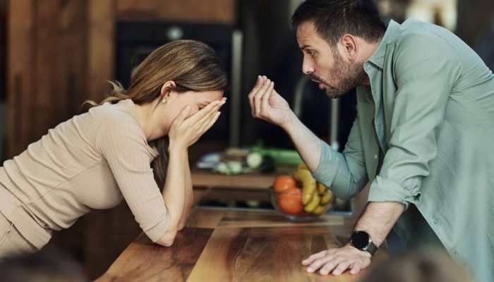 Quando ouvimos uma opinião contrária à nossa, várias regiões do cérebro ligadas ao processamento da dor e de ameaças são ativadas
             -       
        Getty Images