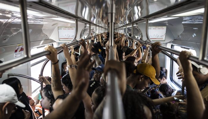 Trem lotado em direção à Barra Funda, em São Paulo
             -       
        Bruno Santos - 13.fev.26/Folhapress