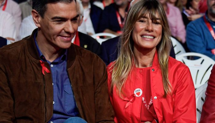 O primeiro-ministro da Espanha, Pedro Sánchez, e sua esposa, Begoña Gómez, durante evento partidário em Sevilha
             -       
        Cristina Quicler - 1.dez.24/AFP
