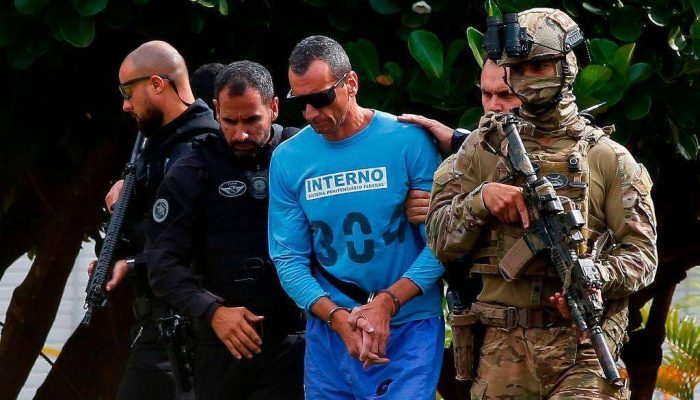 Marcola, conduzido por agentes em presídio federal
             -       
        Getty Images