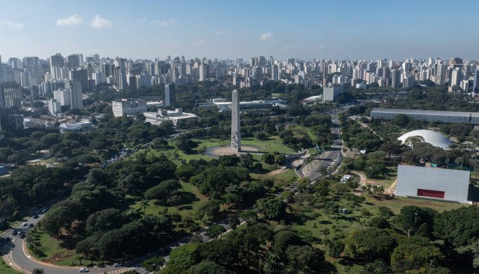 Vista aérea do parque do Ibirapuera, na zona sul de São Paulo; previsão para esta quarta (6) na região metropolitana é de tempo seco e calor de 29°C
             -       
        Wang Tiancong - 17.mai.25/Xinhua