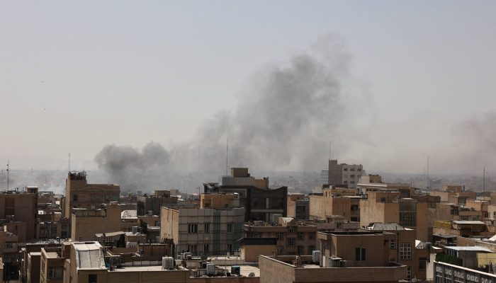 Fumaça toma o céu de Teerã após explosão decorrente do ataque dos EUA e Israel. 


             -       
        Majid Asgaripour/Reuters