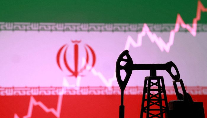 Petróleo dispara com tensão no estreito de Ormuz - 04/03/2026 - Economia