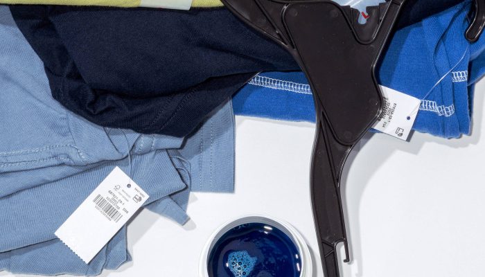 Roupas novas podem conter corantes, fragrâncias e resíduos químicos usados na fabricação, que em algumas pessoas provocam irritação, coceira ou reações alérgicas na pele
             -       
        Eric Helgas /The New York Times