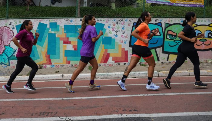 Integrantes do Projeto Vida Corrida participam de um treino coletivo em uma pista de corrida na cidade de São Paulo (SP)
             -       
        Allison Sales - 06.fev.26/Folhapress