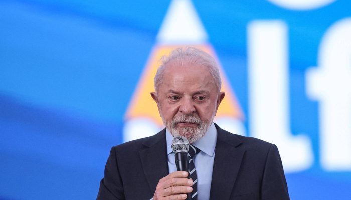 O presidente Luiz Inácio Lula da Silva (PT) em discurso durante cerimônia realizada em Brasília
             -       
        Gabriela Biló - 23.mar.26/Folhapress