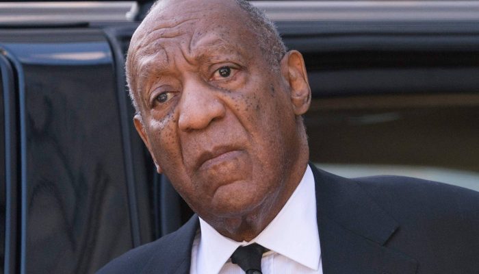 O ator americano Bill Cosby chega ao Tribunal do Condado de Montgomery, em Norristown, Pensilvânia
             -       
        DON EMMERT/AFP