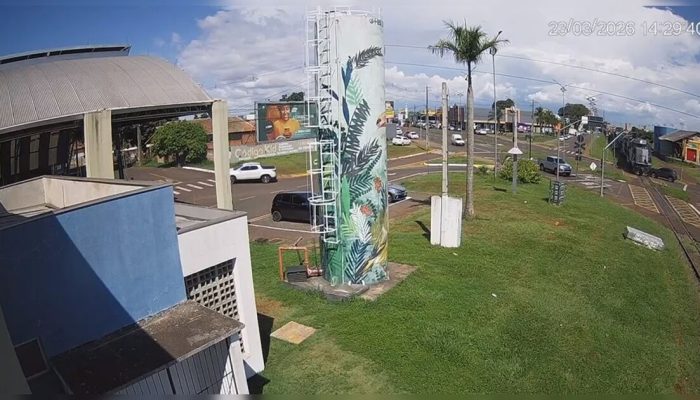 Jeep Compass é atingido por trem ao cruzar linha férrea em Arapongas; veja