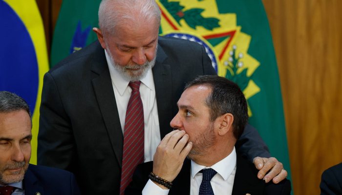 O presidente Lula (PT) conversando com o diretor-geral da Polícia Federal, Andrei Rodrigues, em evento no Palácio do Planalto.
             -       
        Pedro Ladeira - 17.jun.24/Folhapress