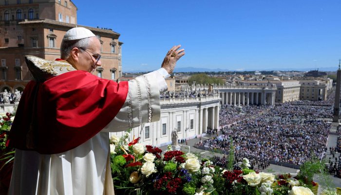 O papa Leão 14 acena para fiéis na Praça de São Pedro, no Vaticano, em Roma
             -       
        Simone Risoluti - 5.abr.26/Reuters