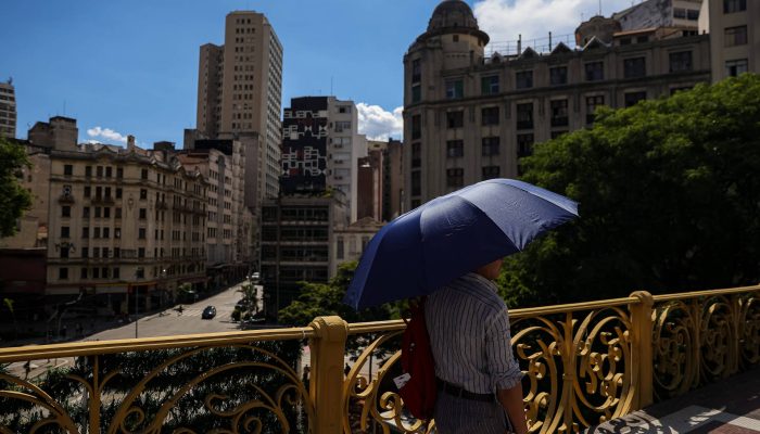 Homem caminha com sombrinha para se proteger de calor no centro de São Paulo
             -       
        Allison Sales 26.dez.25/Folhapress