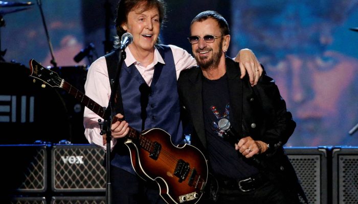 Paul McCartney (à esq.) e Ringo Starr durante a gravação de 'The Night That Changed America: A Grammy Salute To The Beatles', em 27 de janeiro de 2014
             -       
        Mario Anzuoni/Reuters