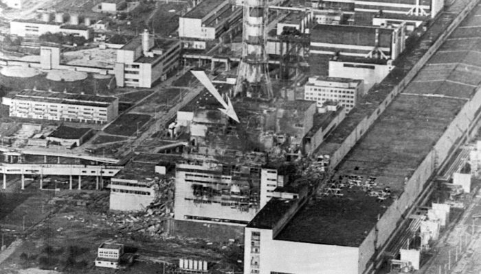 Usina de Tchernóbil após a explosão do reator 4 
             -       
        Vladimir Repik/abr.1986/Reuters