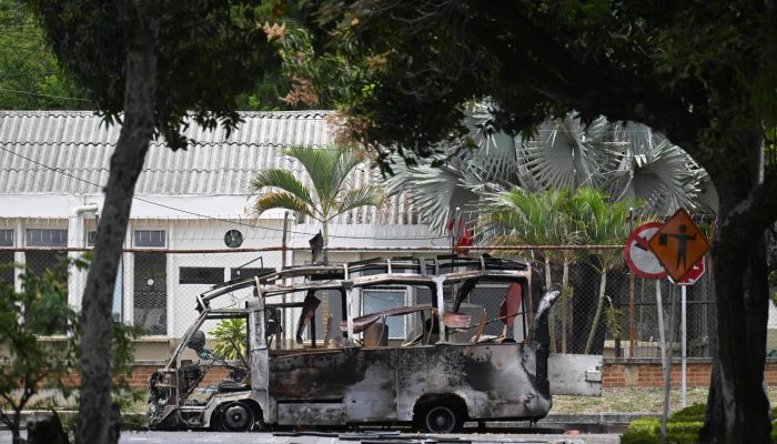 Ônibus incendiado após uma explosão com bomba perto de uma base militar em Cáli, na Colômbia, nesta sexta (24)
             -       
        Joaquin Sarmiento/AFP
