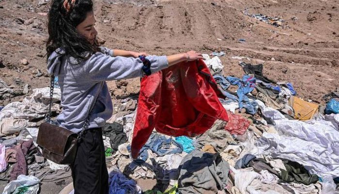 Calcula-se que cerca de 39 mil toneladas de roupas velhas sejam descartadas no deserto do Atacama, no Chile, todos os anos
             -       
        AFP via Getty Images
