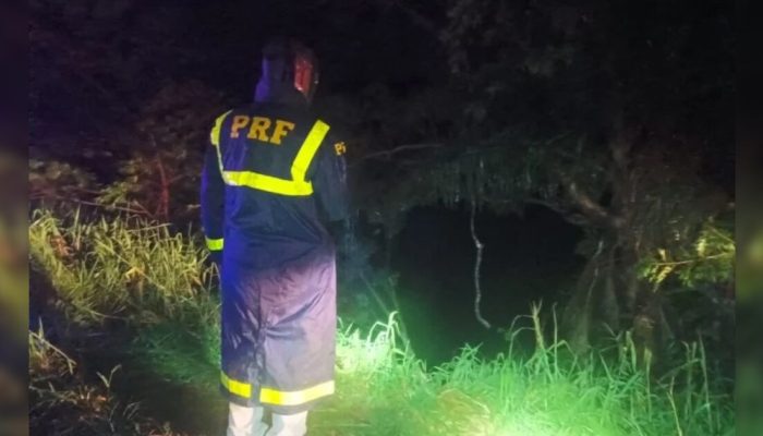 Criança morre e pai desaparece após caminhão da família cair em represa no PR