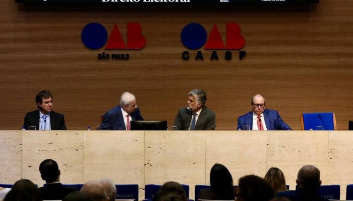 Encerramento do Congresso da OAB-SP, da esq. para a dir., o procurador eleitoral Paulo Taubemblatt; o presidente do TRE-SP Encinas Manfré; o advogado Ricardo Vita Porto e o procurador Marcio Sergio Christino
             -       
        Cesar Ogata/Divulgação