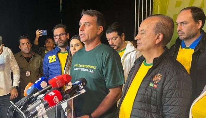 Flávio Bolsonaro sobre Moraes: Democracia fica abalada - 09/05/2026 - Política