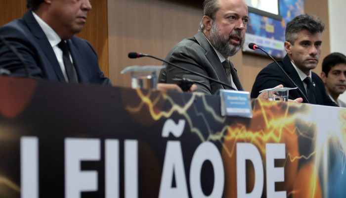 O ministro de Minas e Energia, Alexandre Silveira, participa de entrevista coletiva para falar sobre Leilão de Reserva de Capacidade de 2026
             -       
        Paulo Pinto-18.mar.26/Agência Brasil