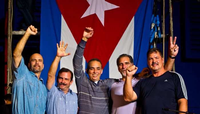 Os Cinco Cubanos posam para foto depois de sua libertação, em 2014; da esquerda para a direita, Gerardo Hernández, Fernando González, Antonio Guerrero, René González e Ramon Labañino