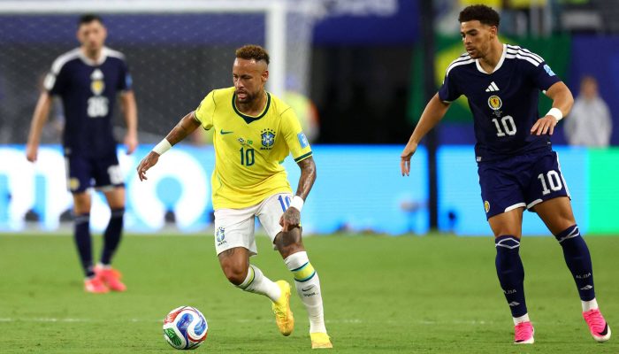 Neymar, que entrou no 2º tempo, conduz a bola no jogo diante da Escócia em Miami; vitória classificou o Brasil para a fase de 32 seleções
             -       
        Megan Briggs/Getty Images via AFP